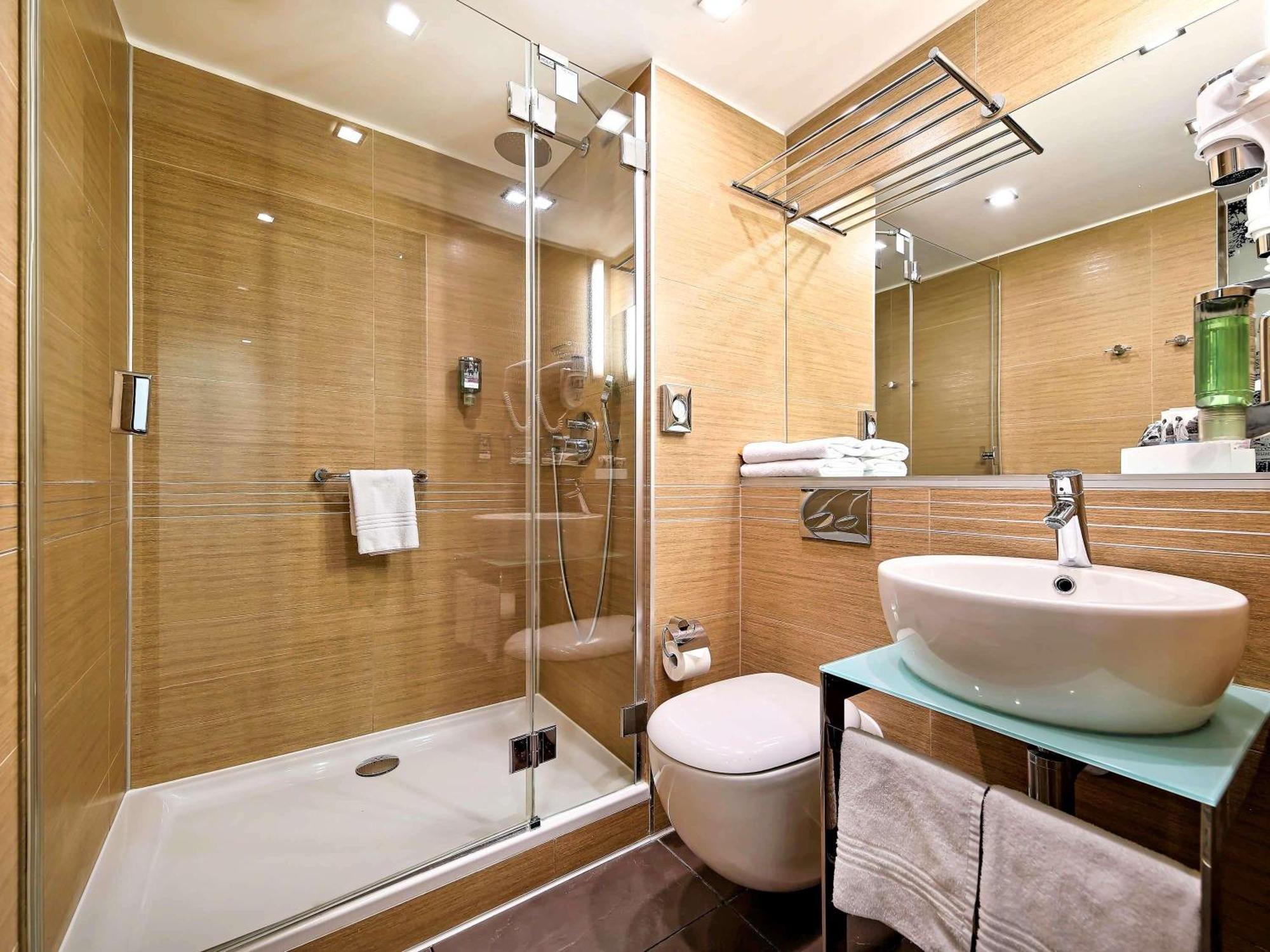 Standard Zimmer mit Queensize-Bett und zusätzlichem Babybett